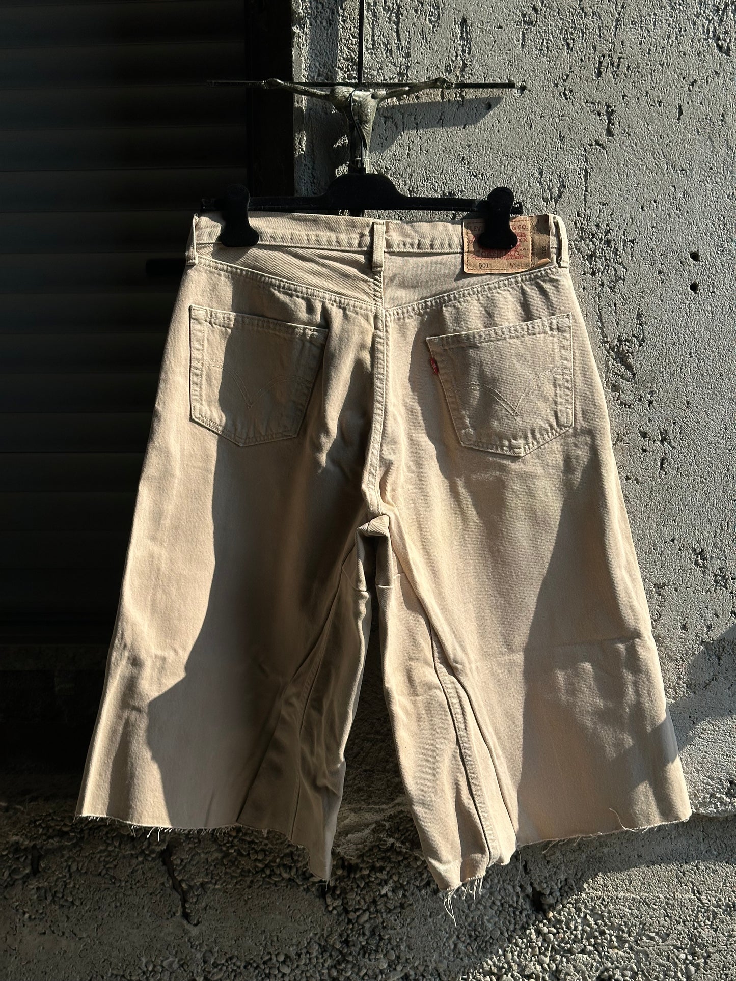 LEVI’S CREAM DENIM JORTS