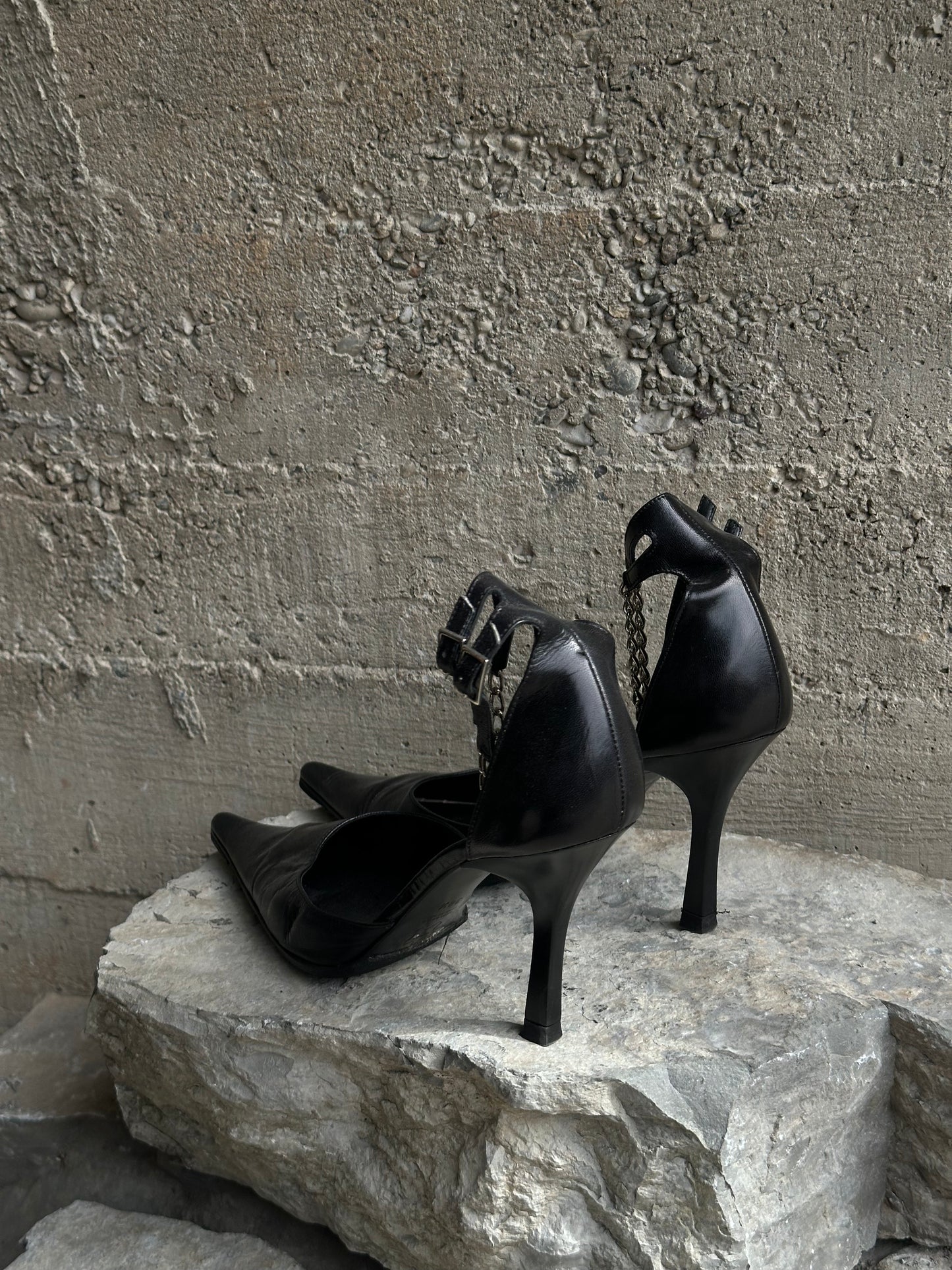 ANKLE CHAIN LEATHER SANDALS